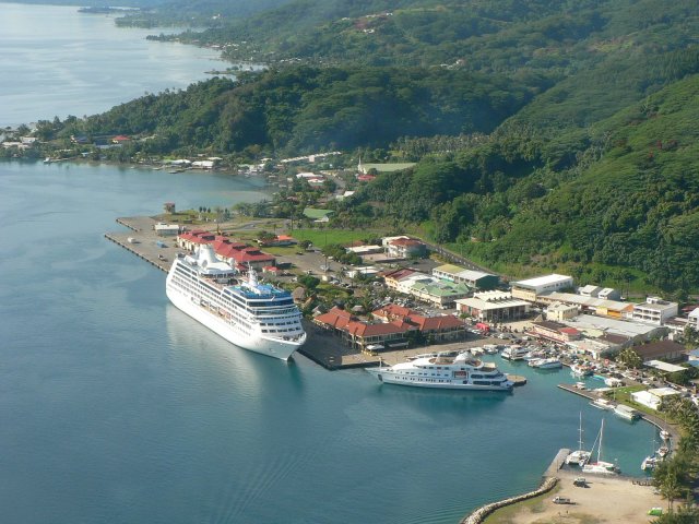 7- Le Tahitian Princess a quai devant Uturoa 